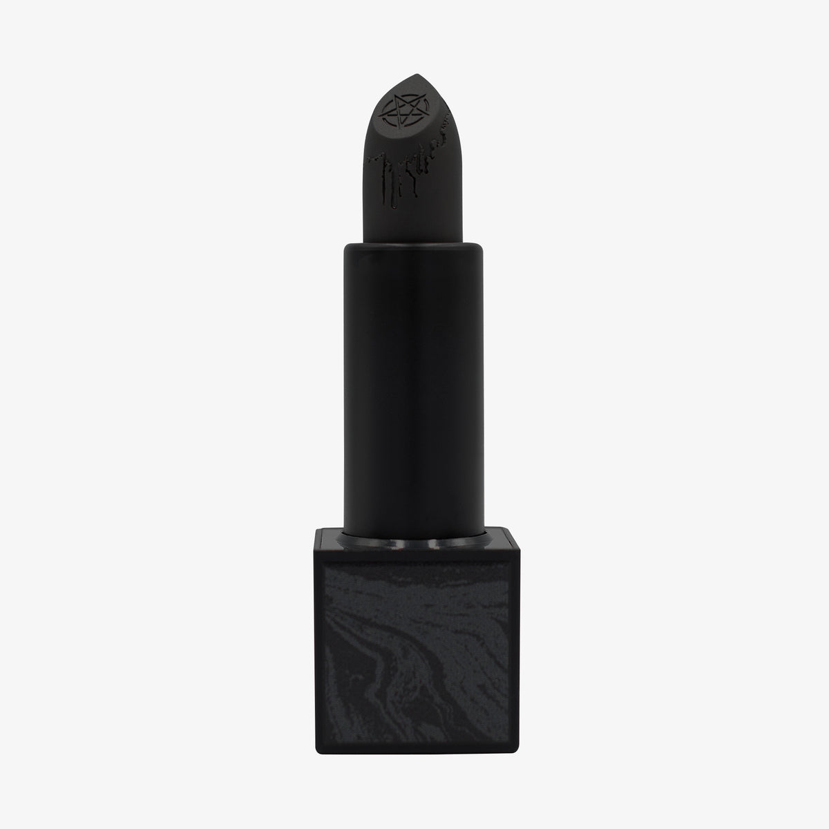 Der „Conjuring Matte Lipstick“ von Lethal Cosmetics steht aufrecht in einer schwarz marmorierten Hülse vor einem weißen Hintergrund.