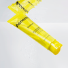 Eine gelbe Zitclean Tube schwimmt inmitten kleiner Blasen unter einer reflektierenden Oberfläche.