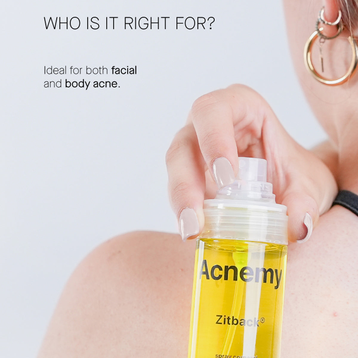 Eine Person hält eine Flasche Acnemy Zitback® hinter ihren Rücken.