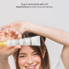 Eine lächelnde Person hält eine Tube Zitpeel in die Kamera, darüber Vorteile für zu Akne neigende Haut.