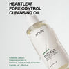 Eine Flasche Heartleaf Pore Control Cleansing Oil mit #skincare und anderen Vorteils-Hashtags an der Seite.