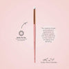 Der K24 Smoky Pencil Detailer Brush mit rosa Griff und kurzen spitz zulaufenden Borsten.