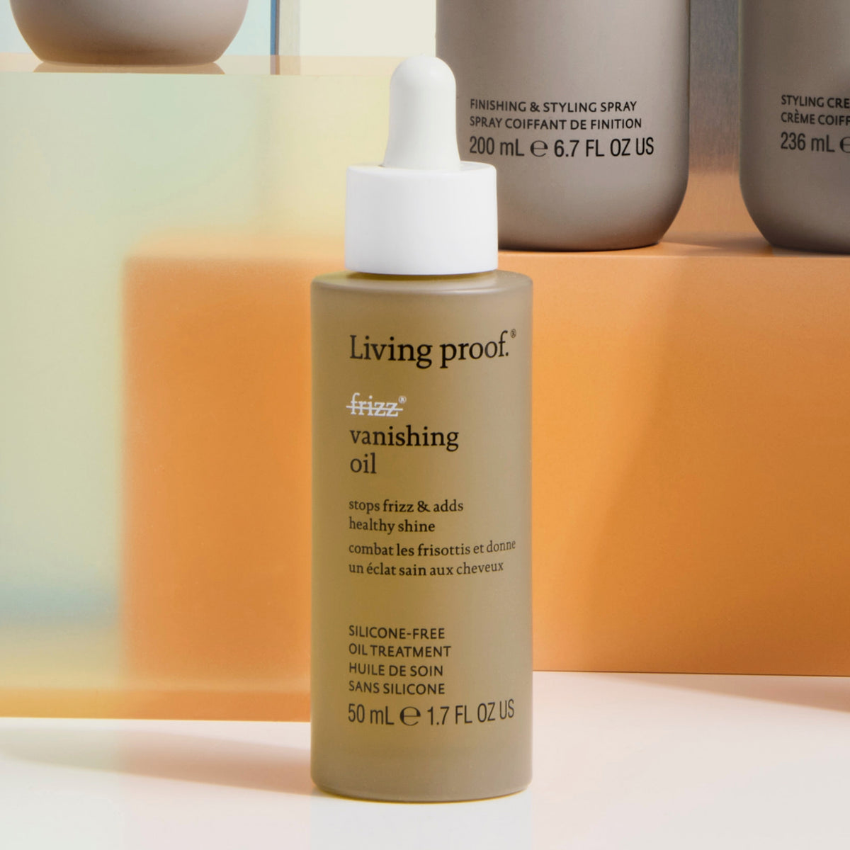 Eine Flasche Living Proof No Frizz Vanishing Oil mit einer Pipette steht auf einer hellen Oberfläche.