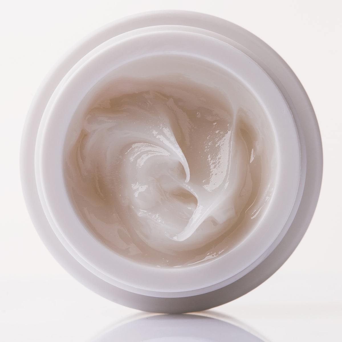 Ein geöffnetes Glas mit der cremig-weißen Lotion Viper Delicious Lip Kit, von oben vor einem weißen Hintergrund betrachtet.