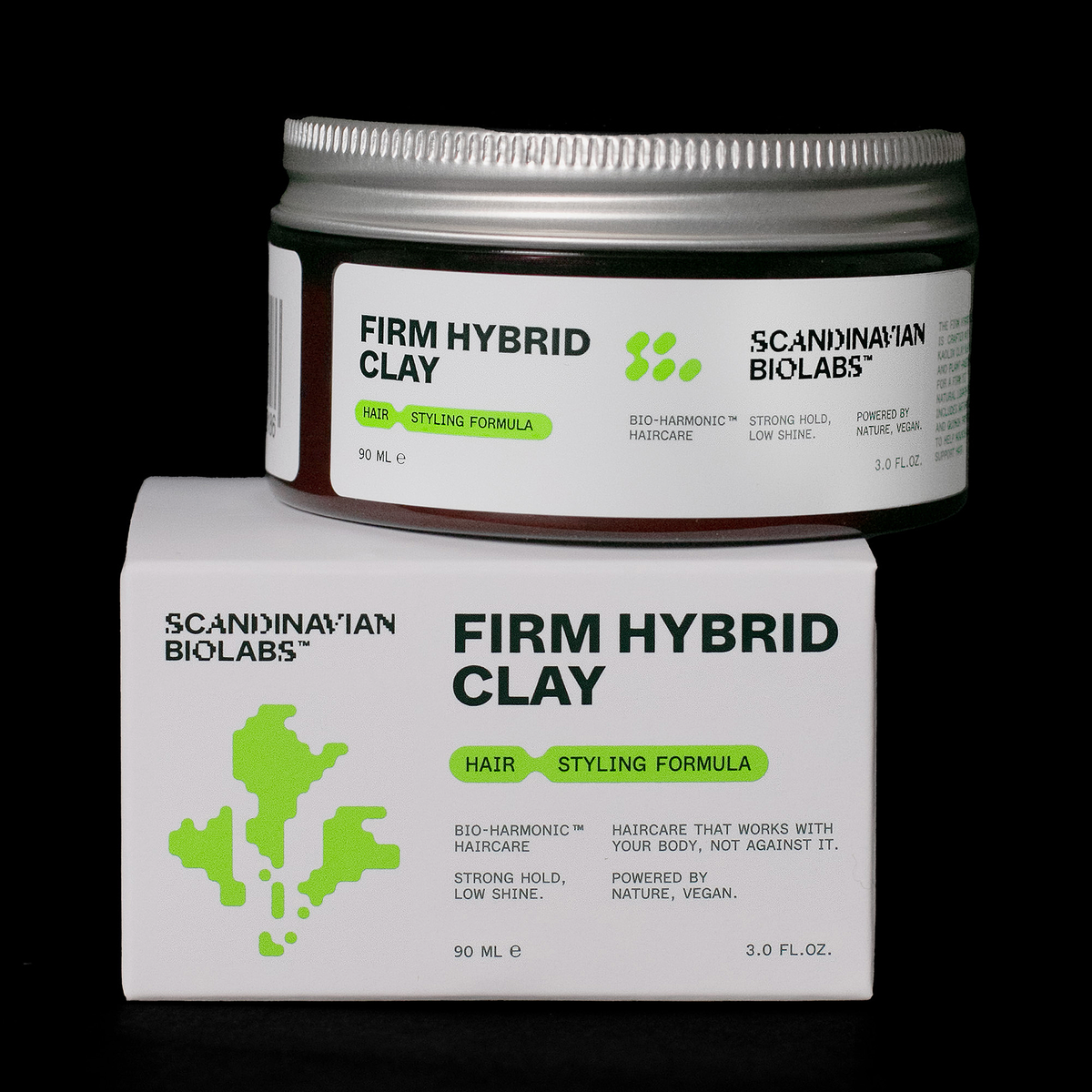 Ein Glas und eine Schachtel mit Scandinavian Biolabs Firm Hybrid Clay auf einem schwarzen Hintergrund.