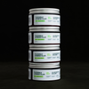 Gestapelte Dosen des Scandinavian Biolabs Flexible Hybrid Clay Stylingprodukts vor dunklem Hintergrund.“