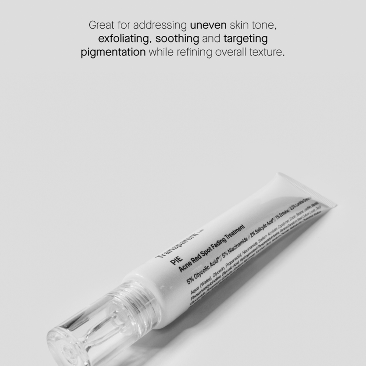 Eine Tube P.I.E Acne Red Spot Fading Treatment auf hellgrauem Hintergrund mit beschreibendem Text darüber.