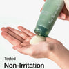 Eine Hand gibt cremiges Gel aus einer grünen Tube mit der Aufschrift „Heartleaf LHA Moisture Peeling Gel“ aus. Text: Auf Reizfreiheit getestet.