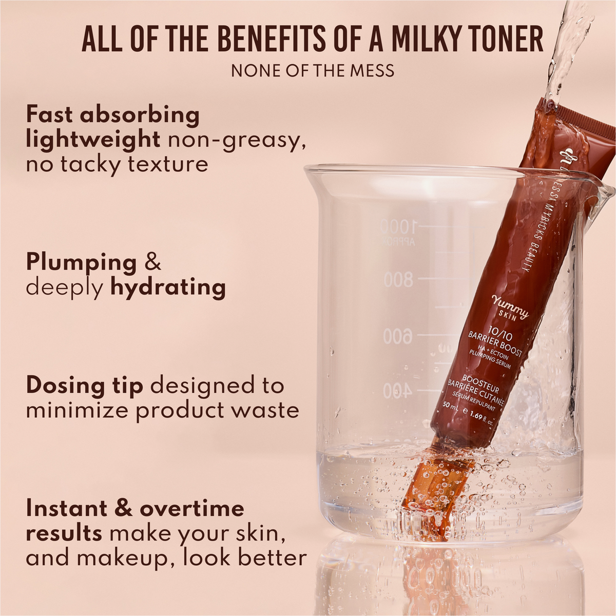Eine Tube Danessa Myricks Beauty Yummy Skin 10/10 Barrier Boost Toner in einem Becherglas mit Wasser und Text, der die Vorteile hervorhebt, auf einem beigen Hintergrund.