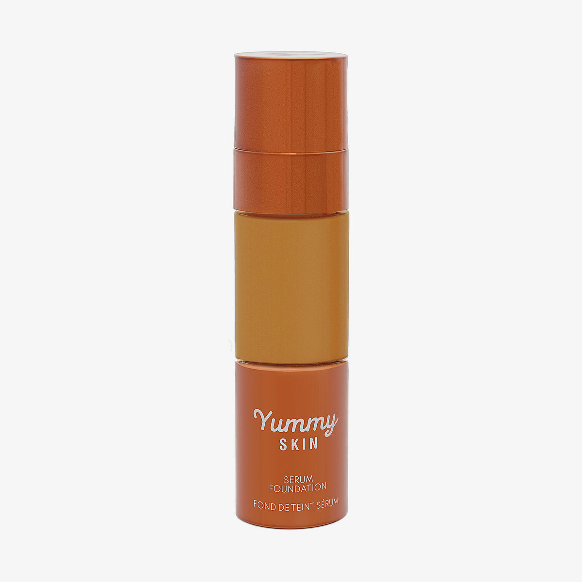 Eine halbtransparente und bronzene Flasche Yummy Skin Serum Foundation 16N mit warm-braunem Inhalt.