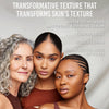 Drei Frauen mit unterschiedlichen Hauttönen posieren gemeinsam neben Vorteilen des Yummy Skin Water Powder Serum.