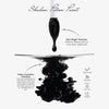 Ein Tropfen Shadow Potion Paint Black Base Eclipse fällt von einem Applikator ins Wasser und bildet wirbelnde schwarze Tintenwolken.