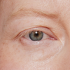 Nahaufnahme eines menschlichen Auges und einer Augenbraue, die mit Brow Booster behandelt wurden.