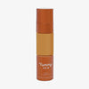 Eine halbtransparente und bronzene Flasche Yummy Skin Serum Foundation 15N mit beige-braunem Inhalt.
