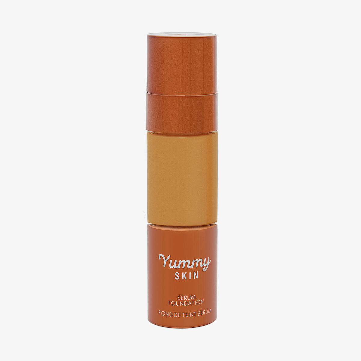 Eine halbtransparente und bronzene Flasche Yummy Skin Serum Foundation 15N mit beige-braunem Inhalt.
