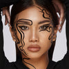 Das Model trägt Linework Onyx mit kräftigen schwarzen abstrakten Linien im Gesicht, neutralem Make-up und Händen, die ihren Kopf umrahmen.