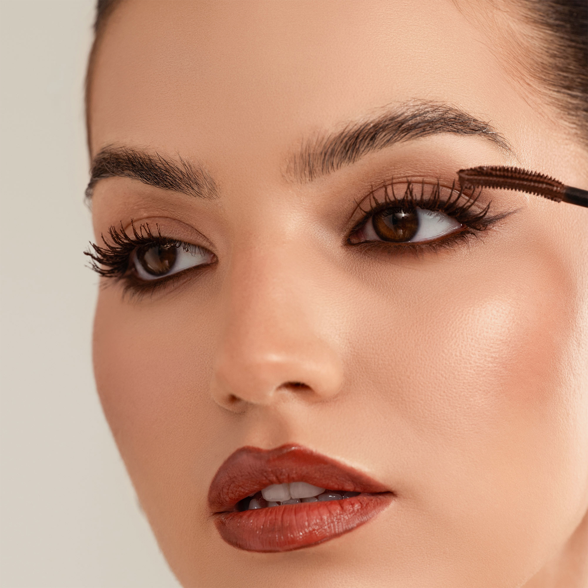 Eine Person, die Mascara aus dem SPACE GAZE CHRISTMAS KIT auf ihre Wimpern aufträgt.
