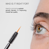 Nahaufnahme eines Auges mit langen Wimpern, einer Mascara-Bürste und dem Text „Wimpernwachstum“, der die verbesserte Wimpernlänge und -dichte hervorhebt.