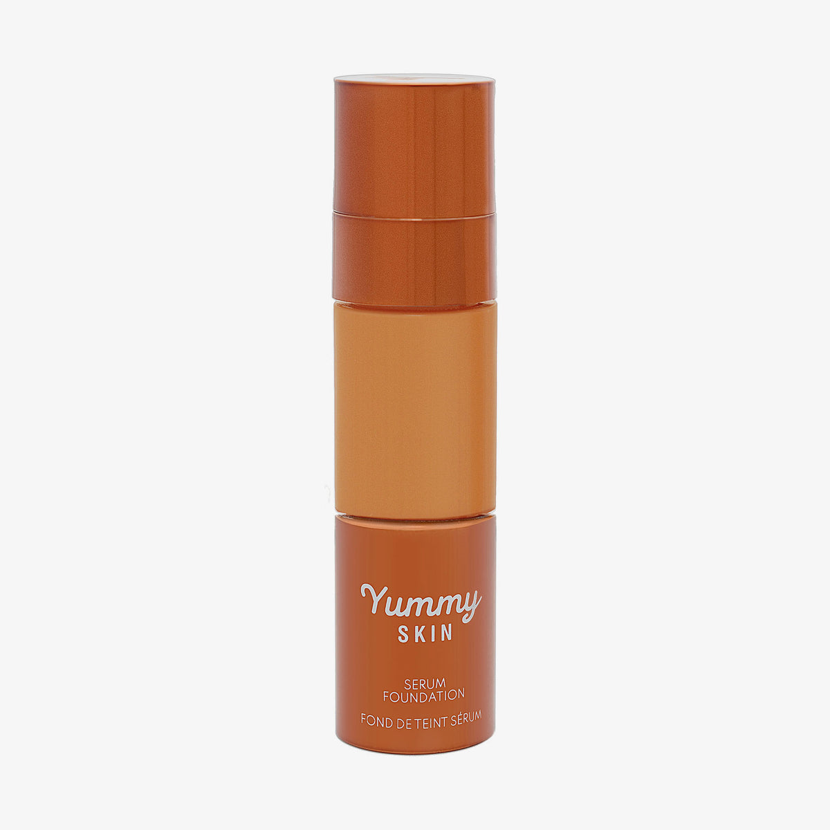 Eine halbtransparente und bronzene Flasche Yummy Skin Serum Foundation 14W mit beige-braunem Inhalt.
