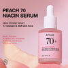 Anua Peach 70+ Niacin Serum vor rosa Hintergrund mit Pfirsichstücken – beworben als Glow-Booster für ungleichmäßigen, fahlen Teint.