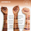 Auf drei Armen sind Farbmuster des Lidschattens Lightwork Palette VIII Freedom Palette zu sehen, wobei die Farbnamen neben jeder Reihe aufgeführt sind.