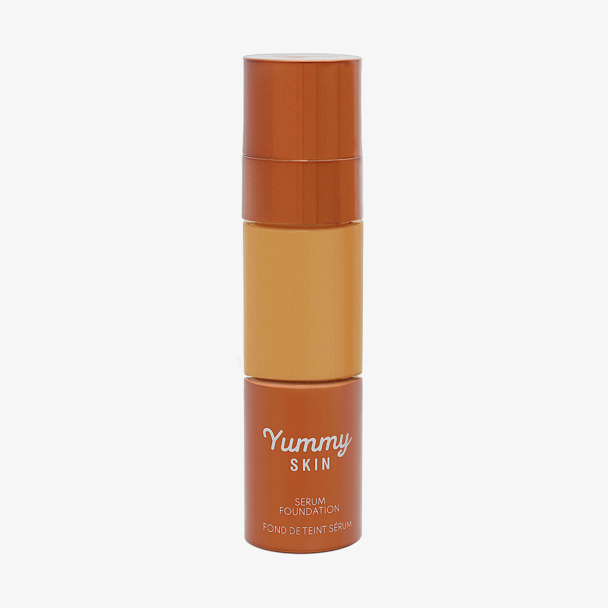 Eine halbtransparente und bronzene Flasche Yummy Skin Serum Foundation 13N mit warm-beigem Inhalt.