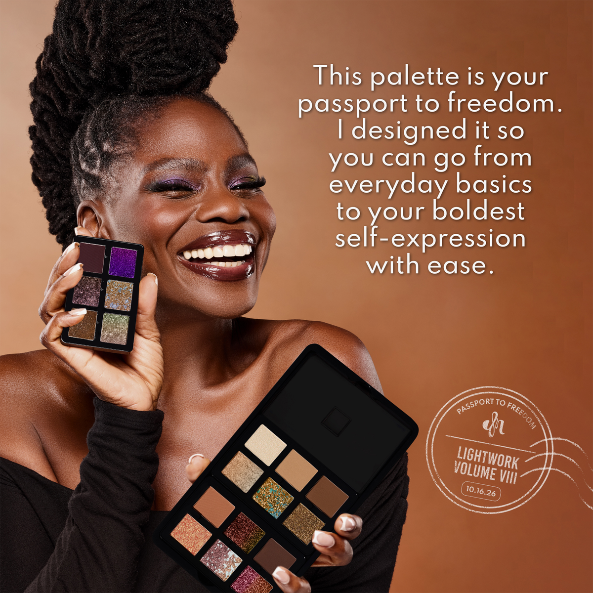 Eine lächelnde Frau hält zwei Lightwork Palette VIII Freedom Palette-Lidschattenpaletten in den Händen, auf denen ein Text zum Thema Selbstentfaltung und ein Stempel im Passformat zu sehen sind.