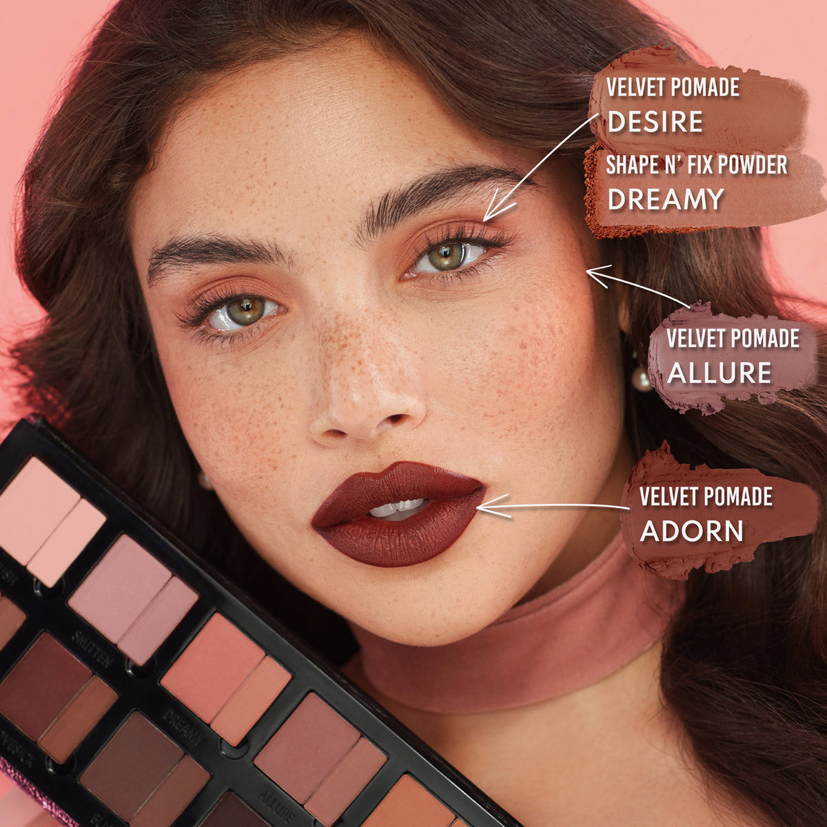 Frau mit braunem Haar und orangem Make-up hält die Groundwork Palette – Blooming Romance; dazu Beschreibungen welches Shades wo aufgetragen wurden.