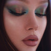 Eine Nahaufnahme einer Frau mit leuchtendem Augen-Make-up, das mit Shadow Potion Paint Black Base Eclipse grundiert wurde.