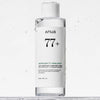 Eine durchsichtige Flasche Heartleaf 77 % Soothing Toner mit Wassertropfen auf der Oberfläche.