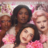 Vier Frauen mit unterschiedlichen Hauttönen posieren zwischen rosa Blumen und präsentieren jeweils einen Look, der mit der Groundwork Palette – Blooming Romance kreiert wurde.