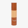 Eine halbtransparente und bronzene Flasche Yummy Skin Serum Foundation 8P mit pfirsich-beigem Inhalt.