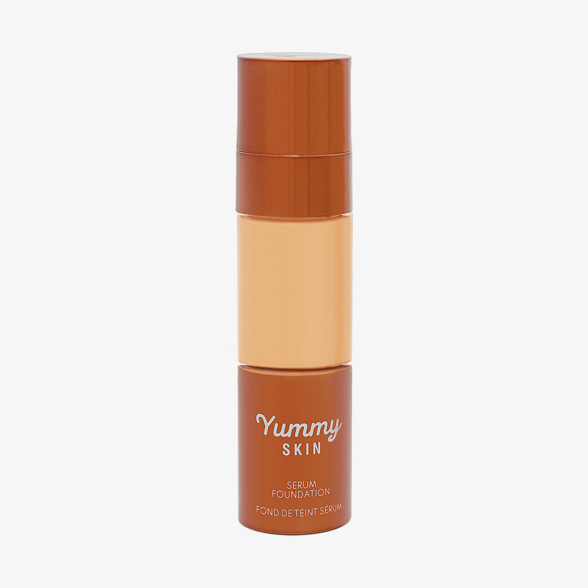 Eine halbtransparente und bronzene Flasche Yummy Skin Serum Foundation 8P mit pfirsich-beigem Inhalt.