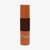 Eine halbtransparente und bronzene Flasche Yummy Skin Serum Foundation 26N mit tiefbraunem Inhalt.