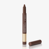 Ein brauner Cupid's Arrow Longwear Stylo, dessen Kappe abgenommen und daneben platziert wurde.