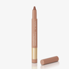 Ein nudefarbener Cupid’s Arrow Longwear Stylo Make-up-Stift von NABLA steht aufrecht ohne Kappe auf einem weißen Hintergrund.