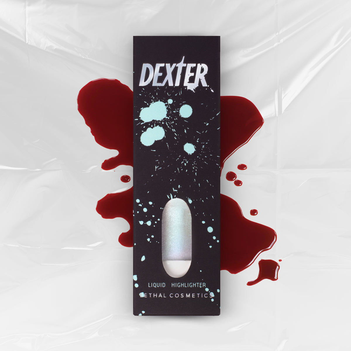 Dunkle Verapckung des Dexter Luminol Liquid Highlighter von Lethal Cosmetics mit hellen Flecken-Design auf einer weißen blutigen Plastikfolie.