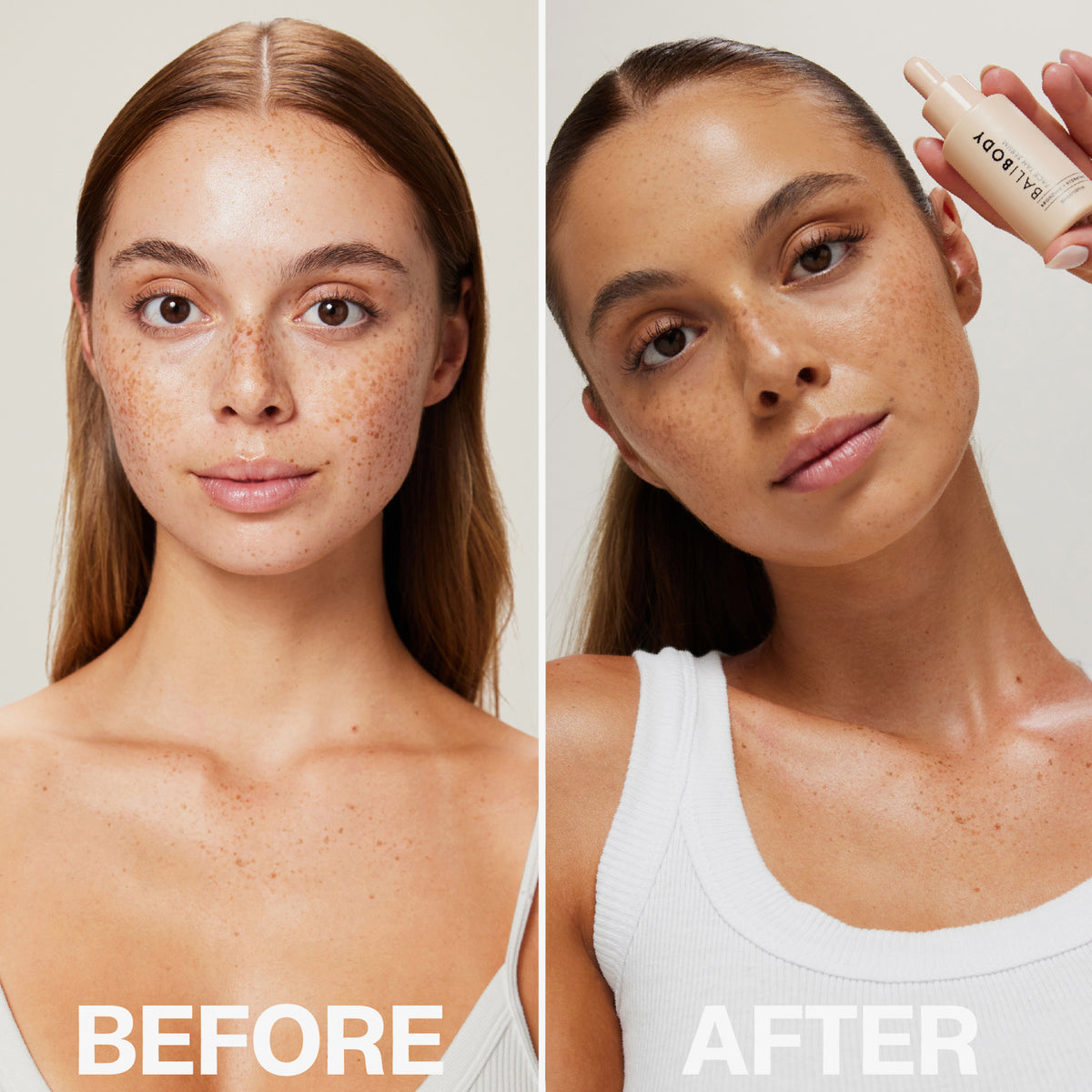 Nebeneinandergestellter „Vorher“- und „Nachher“-Vergleich einer Frau mit Sommersprossen, die eine Flasche Face Tan Serum hält