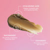 Brauner Creme-Swatch des Self Tan Body Serum auf rosa Hintergrund; dazu Infos zu enthaltener Hyaluronsäure, Niacinamid und Ceramiden