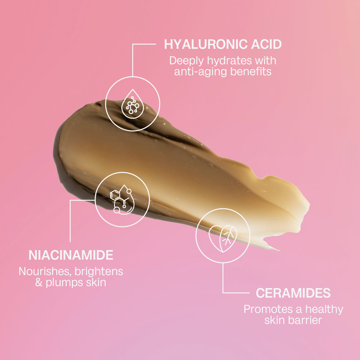 Brauner Creme-Swatch des Self Tan Body Serum auf rosa Hintergrund; dazu Infos zu enthaltener Hyaluronsäure, Niacinamid und Ceramiden