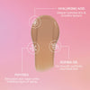 Hellbrauner Creme-Swatch Tinted Super Serum SPF 30 auf rosa Hintergrund, dazu Vorteile von Hyaluronsäure, Jojobaöl und Peptiden