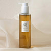 Die Pumpflasche des Ginseng Cleansing Oils vor weichem, leichtem Stoffhintergrund