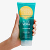 Hand hält eine türkise leicht transparente Aloe Vera After Sun Gel Tube von Bondi Sands vor einem weißen Hintergrund