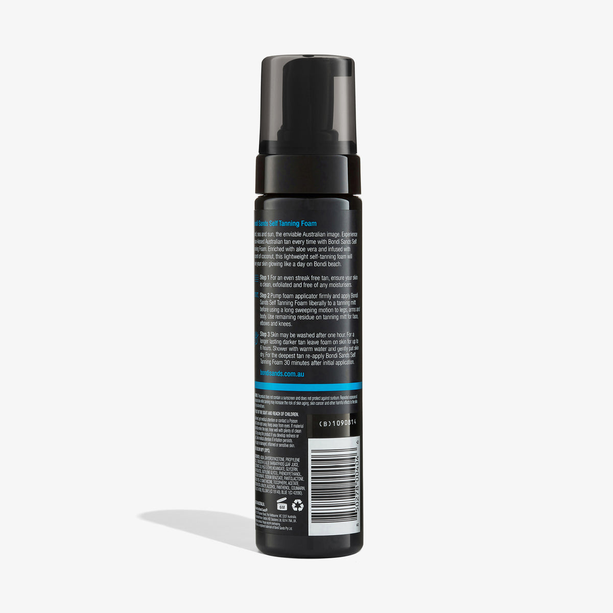 Rückseite der Self Tanning Foam Dark Flasche mit Etikett vor weißem Hintergrund
