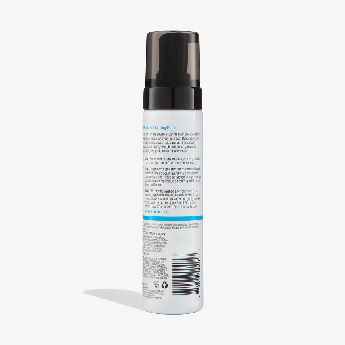 Rückseite der weißen Self Tanning Foam Light/ Medium Flasche mit schwarzem Deckel, Anweisungen und Inhaltsstoffen