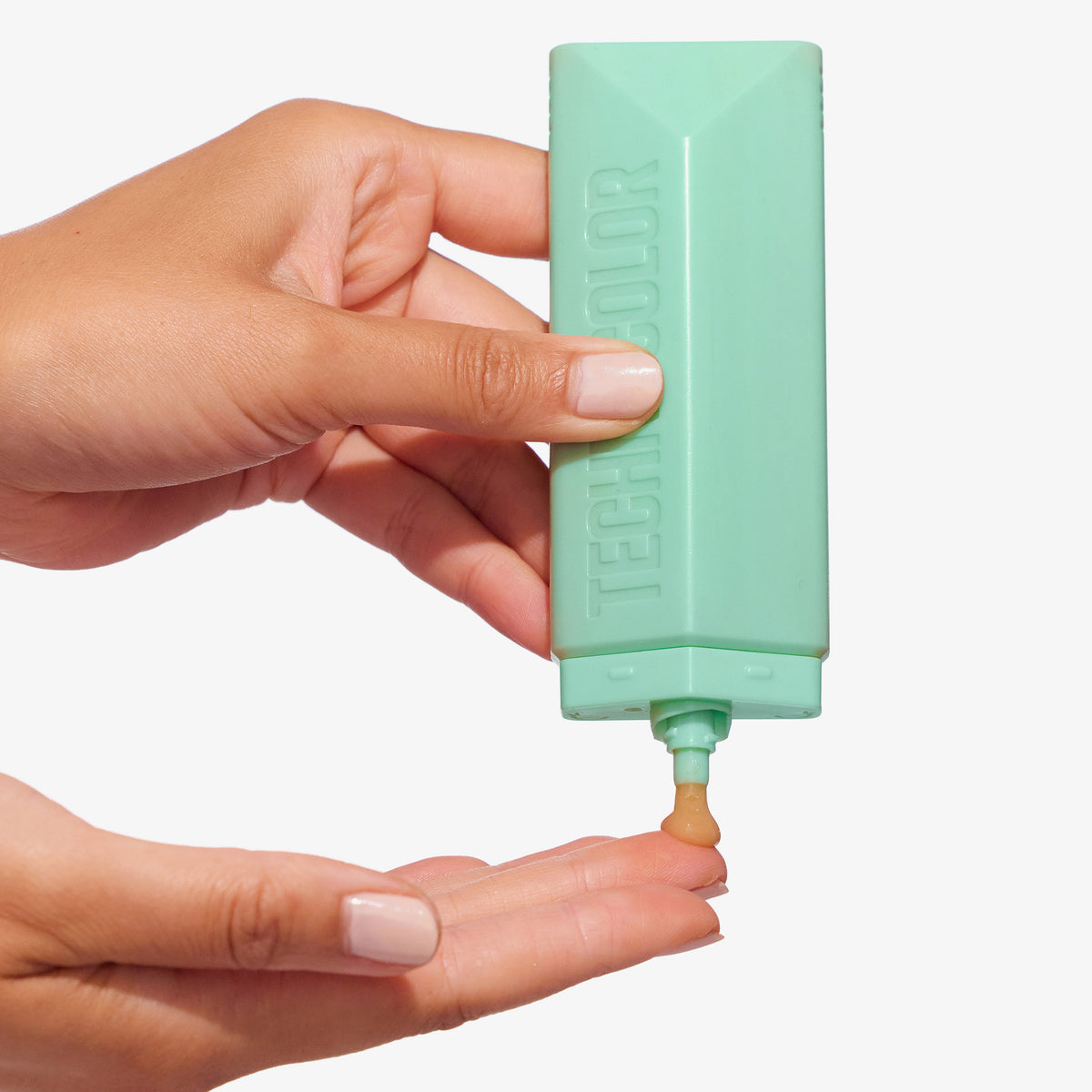 Eine Hand drückt das Technocolor Self Tanning Face Serum Emerald auf die andere Handfläche.