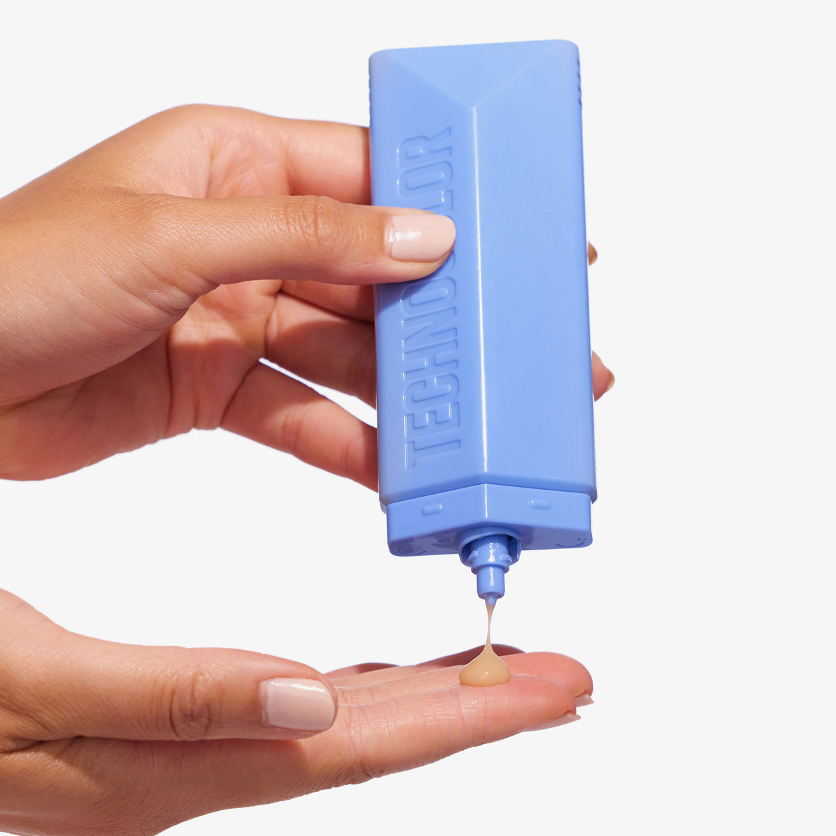 Eine Hand gibt das Technocolor Self Tanning Face Serum Sapphire auf ihre Fingerspitzen.