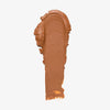 Ein Klecks Cronzer – Cream Bronzer, ein cremiges hellbraunes Make-up, auf weißem Hintergrund.