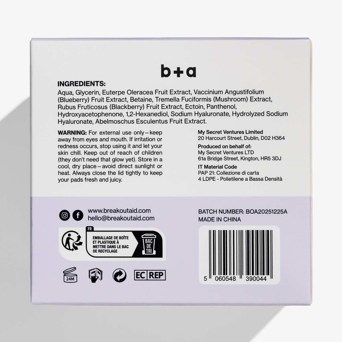 Rückseite der Verpackung der Blueberry & Açaí Mini Masks + Toner Pads mit einer Liste der Inhaltsstoffe, Anwendungshinweisen, Recycling-Informationen und einem Barcode.