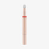 Das Colour Cushion Juicy Lip Oil von Catrice Cosmetics ist ein pfirsichfarbener Lippenölstift mit Schwammapplikator und dem Colour Cushion-Label auf der Tube.